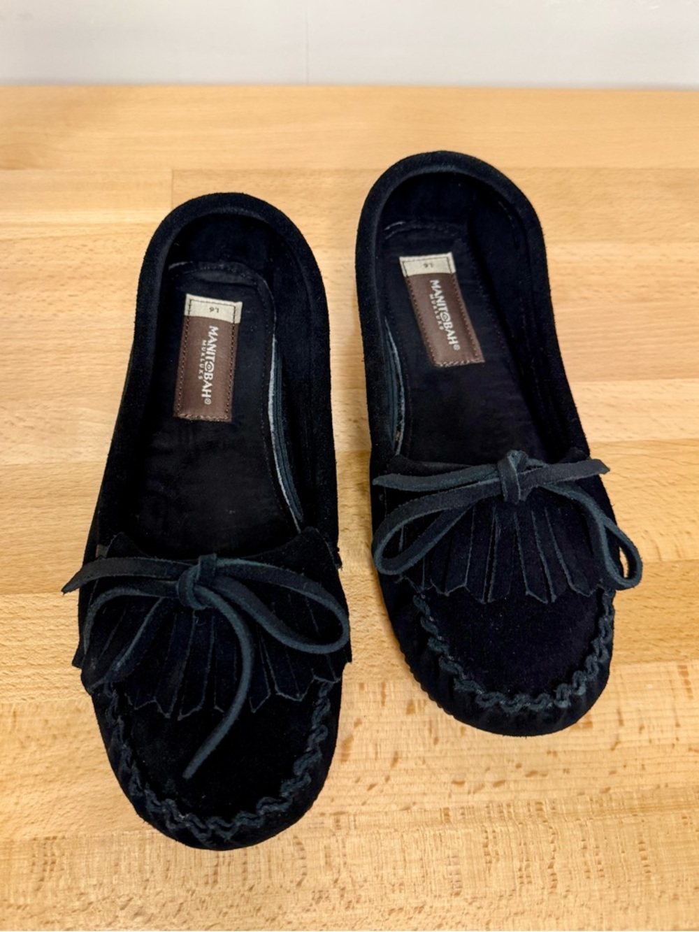 Manitobah Mukluks, Women's Black Suede Tassel Moccasins size 6